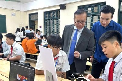 Học sinh Thủ đô sáng tạo robot tuần tra, hệ thống cảnh báo nguy hiểm ứng dụng AI