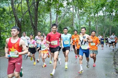 Sôi nổi giải chạy 'Những dấu chân trên miền hồ biếc'