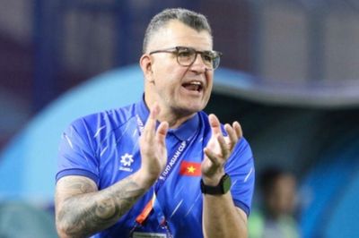 Khi HLV Cristiano Roland cần khiêm tốn