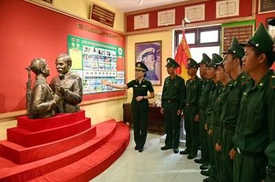 Giáo dục truyền thống cho chiến sĩ mới