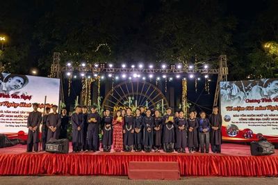 Trường THPT Thạch An biểu diễn nghệ thuật chào mừng Ngày sinh Bác Hồ tại Phố đi bộ Kim Đồng