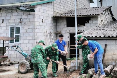 Đồn Biên phòng Ngọc Côn phối hợp lắp đặt 50 đèn năng lượng mặt trời tại xóm biên giới