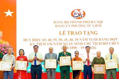 125 đảng viên phường Từ Liêm vinh dự nhận Huy hiệu Đảng đợt 19-5