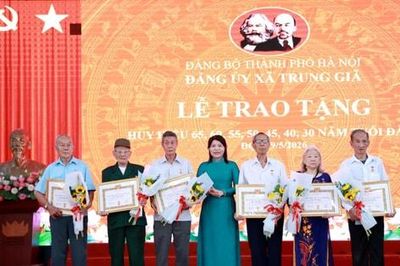 Đảng ủy xã Trung Giã trao tặng Huy hiệu Đảng cho các đảng viên lão thành