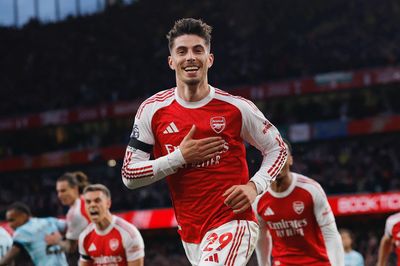 Arsenal hơn Man City 5 điểm