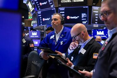 S&P 500 giảm liền hai phiên vì cổ phiếu công nghệ bị xả, giá dầu giữ đà leo thang