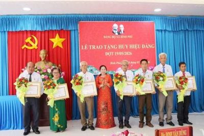 Trao tặng Huy hiệu Đảng đợt 19-5 cho đảng viên xã Bình Phú