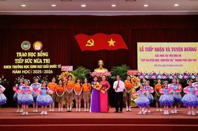 Cần Thơ: Trao 136 suất học bổng 'Tiếp sức mùa thi' cho học sinh có hoàn cảnh khó khăn, hiếu học
