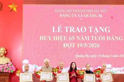 Đảng ủy xã Quảng Bị trao tặng Huy hiệu Đảng đợt 19-5