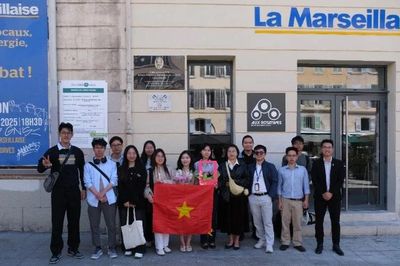Dâng hoa tưởng niệm 136 năm Ngày sinh Chủ tịch Hồ Chí Minh tại Marseille (Pháp)