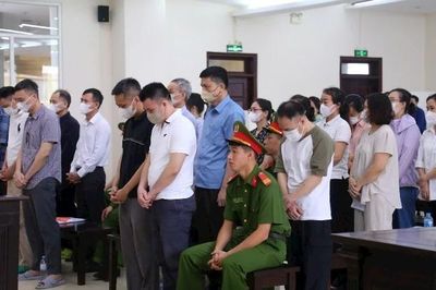 Nhiều bị cáo liệt kê thành tích, nộp bằng khen, giấy khen để xin giảm án