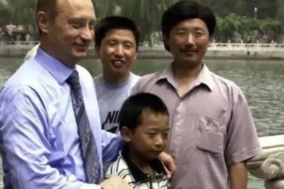 Tổng thống Putin gặp lại 'cậu bé' chụp ảnh cùng ở Bắc Kinh 26 năm trước