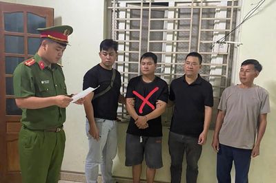 Phá đường dây làm giả giấy tờ quy mô lớn, thu giữ gần 10.000 tài liệu giả