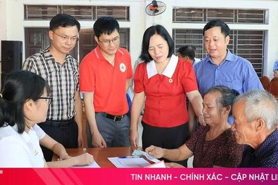 Cấp phát tiền mặt hỗ trợ 725 hộ dân bị ảnh hưởng bởi thiên tai