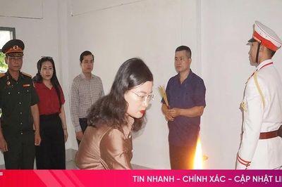 Đoàn đại biểu tỉnh Hà Tĩnh dâng hương tưởng niệm các anh hùng liệt sỹ hy sinh tại Lào