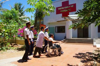 Trung tâm y tế Trường Sa tiếp nhận, điều trị ngư dân bị viêm loét dạ dày hành tá tràng