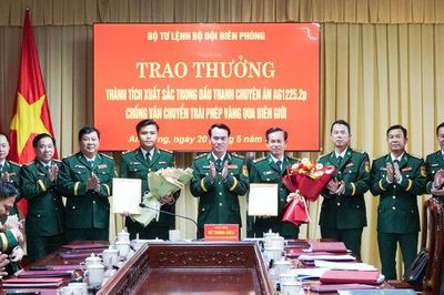 Khen thưởng lực lượng Bộ đội Biên phòng An Giang phá chuyên án vận chuyển vàng trái phép qua biên giới