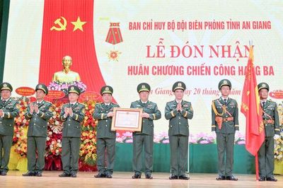 Bộ đội Biên phòng tỉnh An Giang đón nhận Huân chương Chiến công hạng Ba