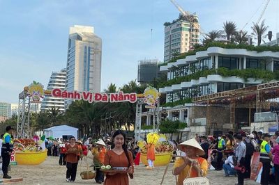 Hơn 70 gánh hàng ẩm thực 'Gánh vị Đà Nẵng' diễu hành trên bãi biển Mỹ Khê