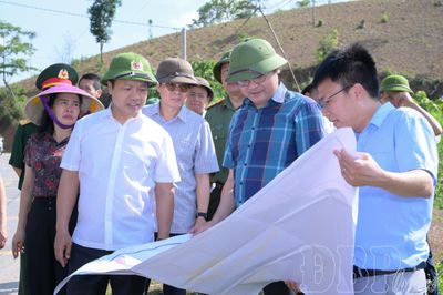 Bí thư Tỉnh ủy Trần Tiến Dũng khảo sát vùng sản xuất nông nghiệp và khu vực điện gió