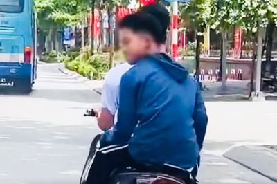 Nam sinh đầu trần lạng lách trên phố Hà Nội bị phạt hơn 5 triệu đồng