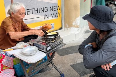 Khách Tây kinh ngạc với cụ bà bán bánh mì nói tiếng Anh, Pháp ở TP.HCM
