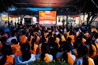 Chiếu phim về Bác Hồ phục vụ học sinh, nhân dân xã Phú Lâm