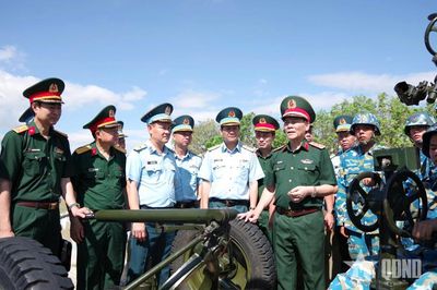 Thượng tướng Phạm Trường Sơn kiểm tra tại Tiểu đoàn 24 (Sư đoàn 377)