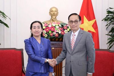 Bộ trưởng Ngoại giao Lê Hoài Trung tiếp Đại sứ Campuchia, khẳng định ưu tiên thúc đẩy quan hệ hữu nghị Việt Nam-Campuchia