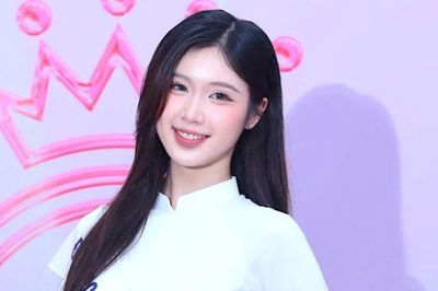 Nữ sinh catwalk cùng Á hậu Châu Anh, Vân Nhi