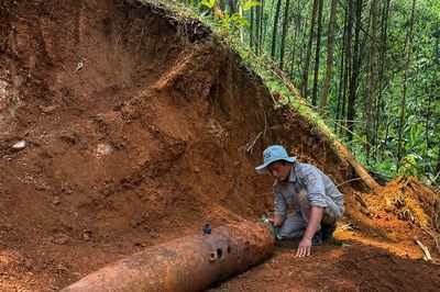 Mở đường khai thác gỗ, 'đụng' phải bom khủng