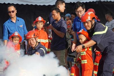Khi bệnh nhi 'hóa thân' lính cứu hỏa