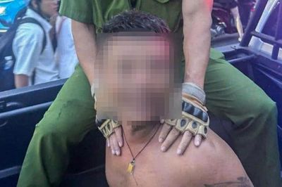 Cảnh sát khống chế nam thanh niên sàm sỡ phụ nữ gần bãi biển