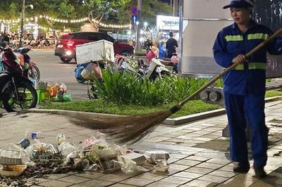 Đà Nẵng: Mỗi công nhân môi trường phải 'ôm' hơn 8 tấn rác/ngày