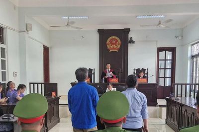 Khóa cổng giữ người trái pháp luật, cặp vợ chồng lĩnh án