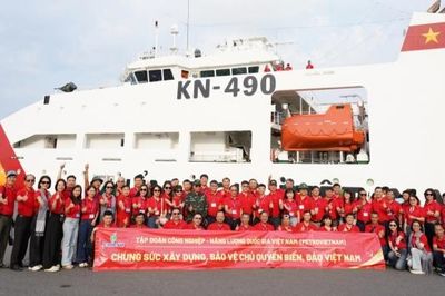 Petrovietnam thăm, động viên cán bộ chiến sĩ, người dân tại huyện đảo Trường Sa và Nhà Giàn DK-I/20