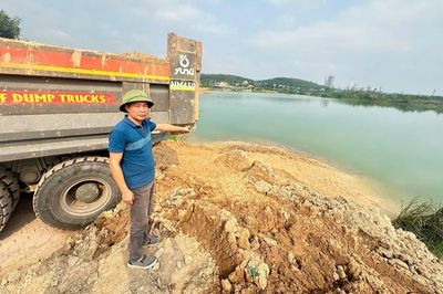 Khởi tố giám đốc doanh nghiệp đổ gần 180 tấn bùn thải ra môi trường