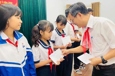 Lãnh đạo cấp ủy, chính quyền phường Ayun Pa đối thoại với trẻ em