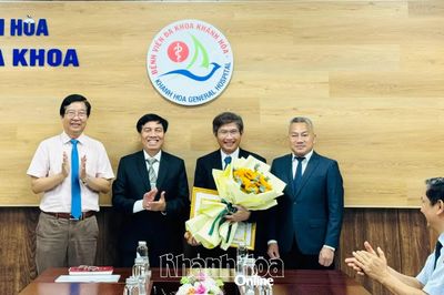Trao bằng khen của Chủ tịch UBND tỉnh Khánh Hòa cho Tiến sĩ, bác sĩ Đỗ Nguyên Tín