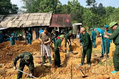 Ban CHQS phường Âu Lâu giúp các hộ dân di dời tài sản để thực hiện giải phóng mặt bằng