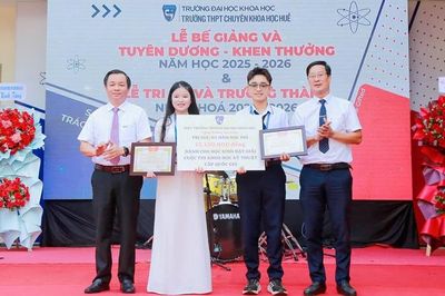 Trường THPT Chuyên Khoa học Huế khen thưởng gần 320 học sinh xếp loại tốt