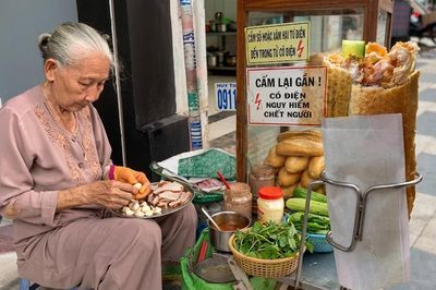 Cụ bà U90 bán bánh mì ở TP.HCM 'bắn' tiếng Anh cực đỉnh