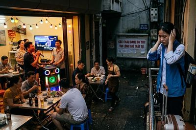 Con tôi phải khăn gói sang nhà bác ôn thi lớp 10 do hàng xóm hát karaoke mỗi tối