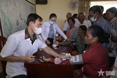 An Giang: Khám bệnh, cấp thuốc nơi đất bạn Campuchia