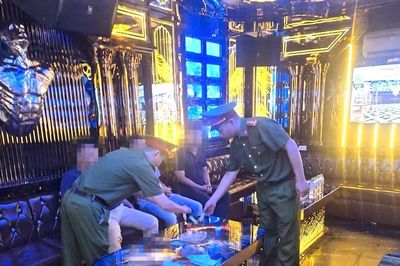 Kiểm tra xuyên đêm, phòng ngừa vi phạm tại các quán karaoke, nhà nghỉ, cầm đồ