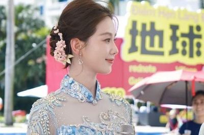 Lưu Thi Thi chụp ảnh trên đường phố Hà Nội