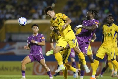'Người nhện' U23 Việt Nam giúp Sông Lam Nghệ An trụ hạng V-League