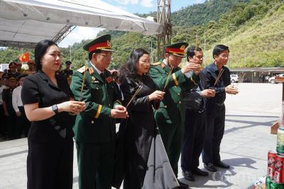 Lễ đón hài cốt liệt sỹ quân tình nguyện Việt Nam hy sinh tại Lào về nước