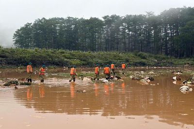 Hơn 100 người xuyên đêm tìm kiếm bé gái 12 tuổi bị lũ cuốn mất tích tại Đà Lạt