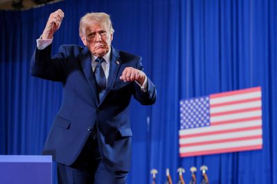 Ông Trump gây chú ý khi đăng ảnh bom dưới chiến đấu cơ